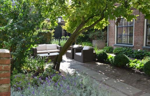 Besloten stadstuin van Hotel de Tabaksplant in Amersfoort Besloten stadstuin van Hotel de Tabaksplant in Amersfoort
