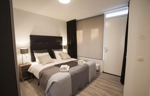 Bedroom long stay stationstraat open floor plan hotel de tabaksplant 