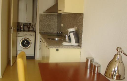 vanuit woonkamer gedeelte keuken long stay appartement Hotel de Tabaksplant Amersfoort kitchen area long stay apartment Hotel de Tabaksplant Amersfoort