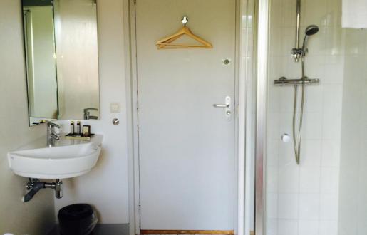 1-pers-basic-kamer-met-privé-toilet-op-de-gang-eigen-douche-in-kamer-hotel-de-tabaksplant-centrum-amersfoort als-alleen-om-voordelig-slapen-gaat-basic-1-pers-eigen-douche-toilet-op-gang-hotel-de-tabaksplant-centrum-amersfoort
