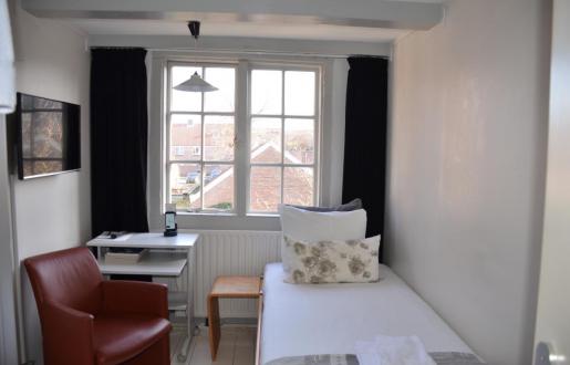 basis 1 pers. kamer met privé toilet op de gang, 1e etage Hotel de Tabaksplant gelegen 1e etage Hotel de Tabaksplant Amersfoort, basic 1 pers privé toilet op de gang
