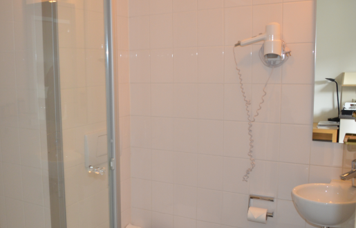 small single room bathroom hotel de tabaksplant amersfoort badkamer kleine knusse kamer hotel de tabaksplant amersfoort