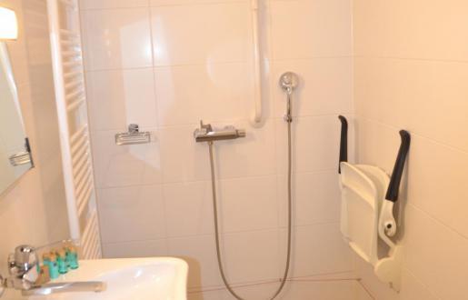 Comfort minder valide kamer badkamer ook geschikt voor valide personen Comfort minder valide kamer badkamer ook geschikt voor valide personen
