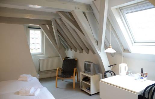 Basic room,shared bathroom/toilet, 2 pers. hotel de Tabaksplant Amersfoort basic kamer 2 persoons Hotel de Tabaksplant Amersfoort