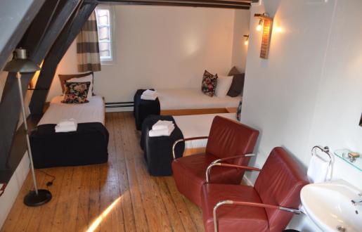 Basic Room 3 persons with shared bathroom facilities on the hallway Hotel de Tabaksplant Amersfoort 