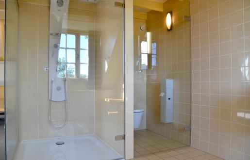 100% transparante badkamer en-suite glass design suite Hotel de Tabaksplant