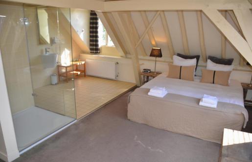 100% transparante badkamer en-suite glass design suite Hotel de Tabaksplant 100% transparante badkamer en-suite glass design suite Hotel de Tabaksplant