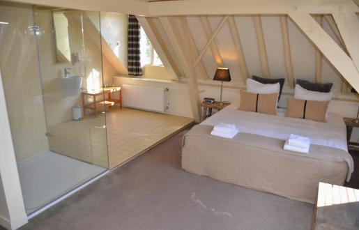 100% transparante badkamer en-suite glass design suite Hotel de Tabaksplant