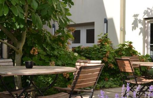 ontbijten op het terras - gezellige stadstuin Hotel de Tabaksplant Amersfoort centrum ontbijten op het terras - gezellige stadstuin Hotel de Tabaksplant Amersfoort centrum