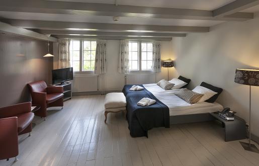 Luxe Tuinkamer met keuken faciliteiten en diner tafel centrum Amersfoort Hotel de Tabaksplant Luxe Tuinkamer met keuken faciliteiten en diner tafel centrum Amersfoort Hotel de Tabaksplant
