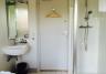 1-pers-basic-kamer-met-privé-toilet-op-de-gang-eigen-douche-in-kamer-hotel-de-tabaksplant-centrum-amersfoort als-alleen-om-voordelig-slapen-gaat-basic-1-pers-eigen-douche-toilet-op-gang-hotel-de-tabaksplant-centrum-amersfoort